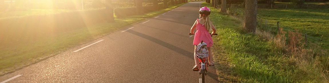 Fille sur un vlo enfant