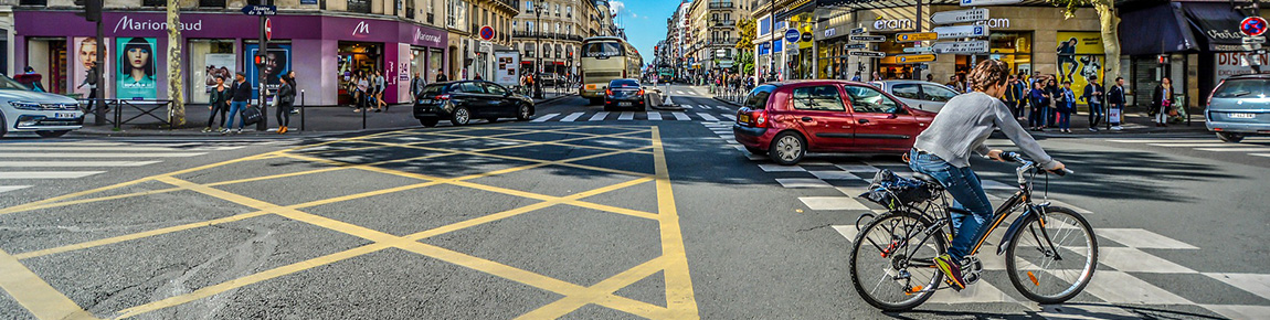 Homme en ville sur un vlo de route